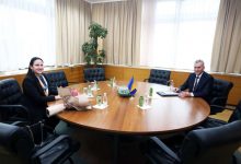 Photo of Ademović podržao gradonačelnicu Karić: Grad Sarajevo je kroz svoju historiju oduvijek bio otvoren grad