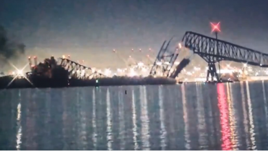 Photo of Most u Baltimoru srušen usljed udara kontejnerskog broda, automobili završili u rijeci
