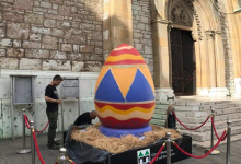 Photo of Ispred Katedrale postavljeno uskršnje jaje