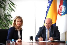 Photo of Hasanović i direktori potpisali sporazume: Četiri zavoda dobila sredstva za nabavku opreme