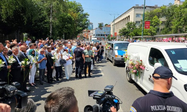 Graﾄ疎ni Sarajeva Ispratili Posmrtne Ostatke ﾅｾrtava Genocida U