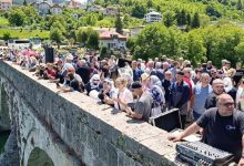 Photo of Obilježena 33. godišnjica stradanja Bošnjaka Višegrada: 3.000 ruža za 3.000 života