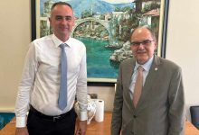 Photo of Schmidt: Političari moraju surađivati i pronaći zajednički jezik