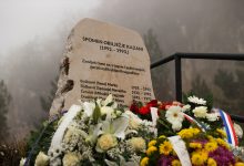 Photo of Delegacije položile cvijeće na spomen-obilježju Kazani: Odati počast nevino ubijenim sugrađanima je velika odgovornost