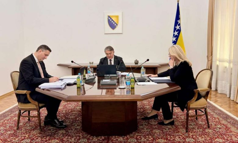 Komšić i Bećirović: Usvajanjem budžeta obezbijeđeno nesmetano funkcionisanje institucija BiH